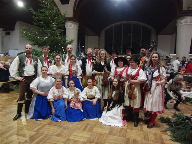 Hrnčířské předvánoční trhy, vystoupení souboru, doprovodný program - fotografie 2